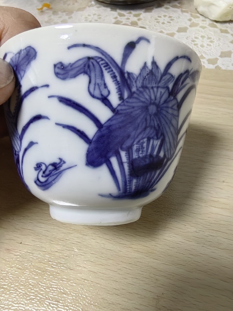 古玩陶瓷蓮池游禽紋青花杯真品鑒賞圖
