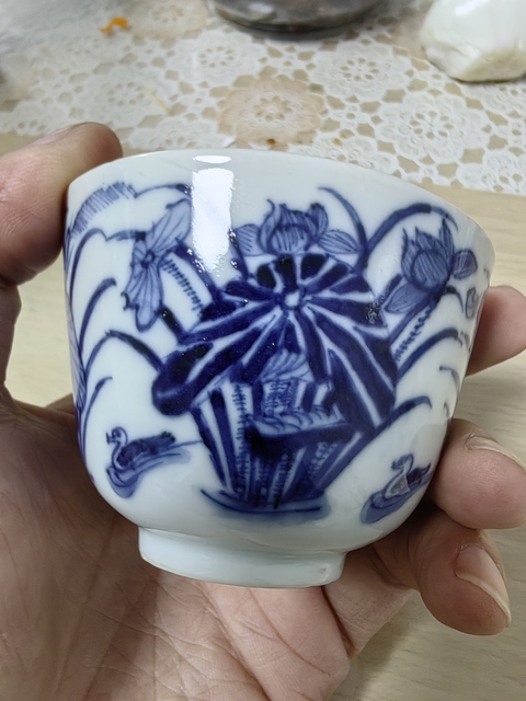 古玩陶瓷蓮池游禽紋青花杯真品鑒賞圖