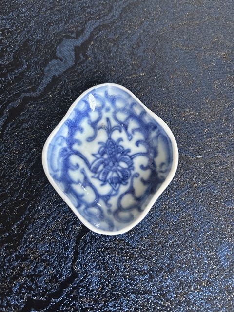 古玩陶瓷青花纏枝花紋筆舔拍賣，當(dāng)前價(jià)格268元