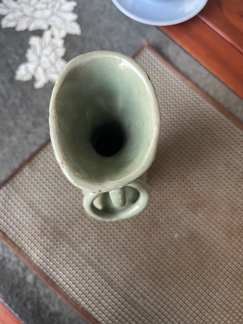 古玩陶瓷元代龍泉窯模印雙耳瓶真品鑒賞圖