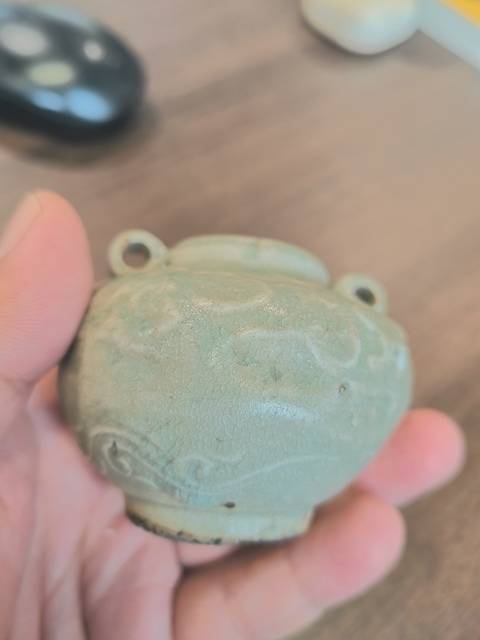 古玩陶瓷龍泉青瓷花卉紋水盂真品鑒賞圖