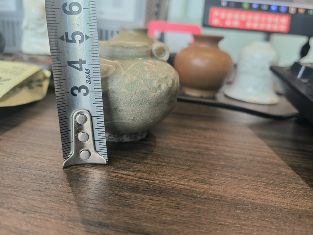 古玩陶瓷龍泉青瓷花卉紋水盂真品鑒賞圖