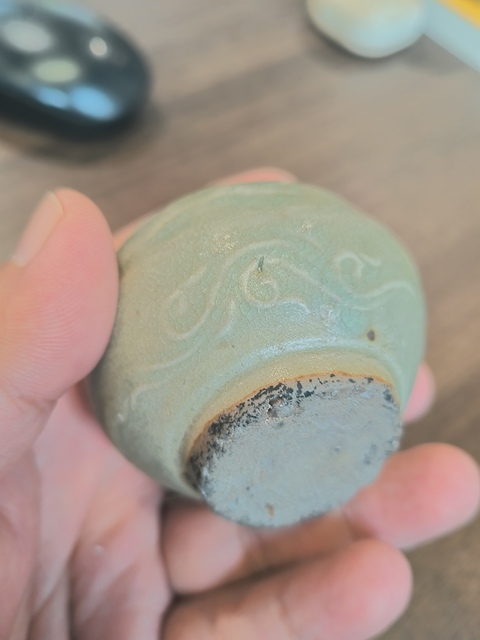 古玩陶瓷龍泉青瓷花卉紋水盂真品鑒賞圖