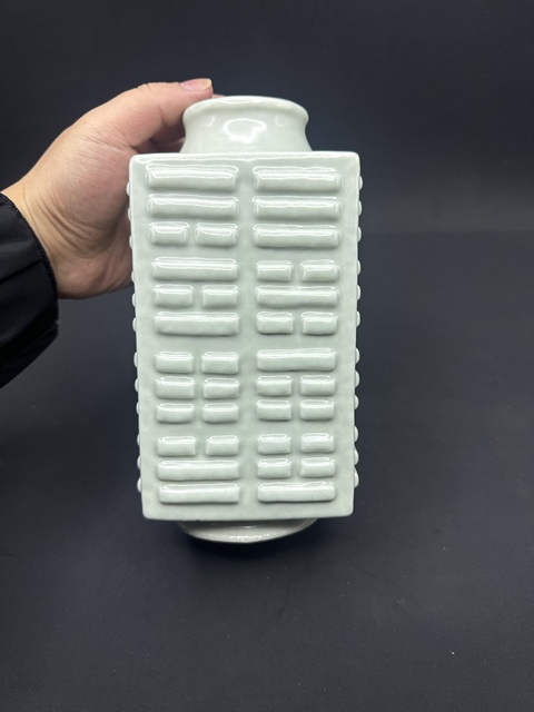 古玩陶瓷清末民初·豆青釉八卦紋琮式瓶 真品鑒賞圖