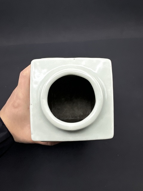 古玩陶瓷清末民初·豆青釉八卦紋琮式瓶 真品鑒賞圖