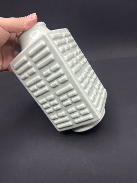 古玩陶瓷清末民初·豆青釉八卦紋琮式瓶 真品鑒賞圖