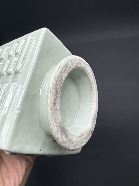 古玩陶瓷清末民初·豆青釉八卦紋琮式瓶 真品鑒賞圖