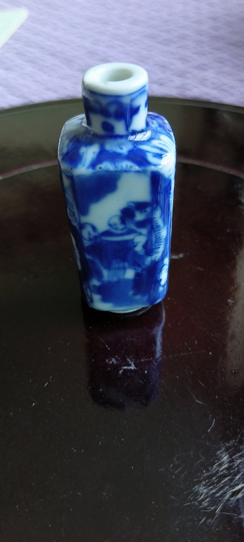 古玩陶瓷青花人物四方鼻煙壺真品鑒賞圖