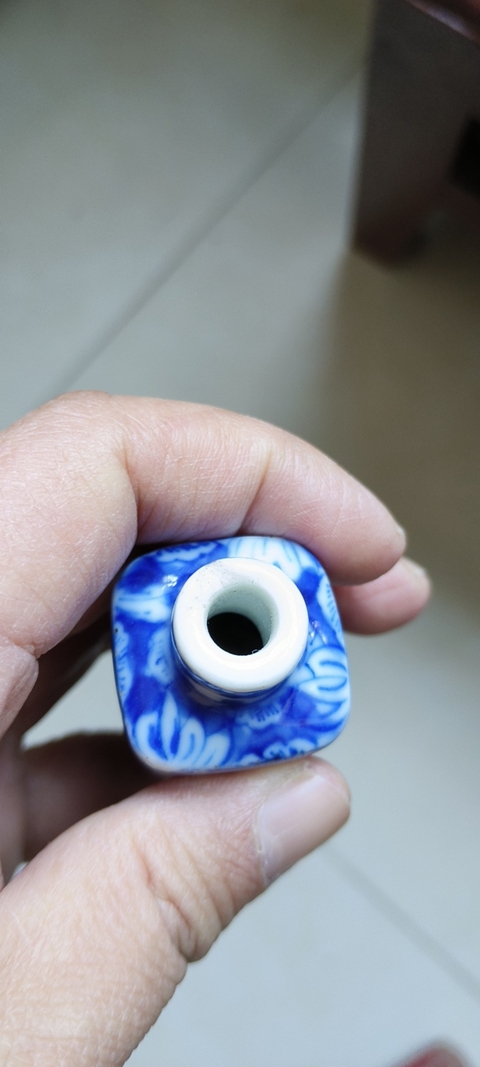 古玩陶瓷青花人物四方鼻煙壺真品鑒賞圖