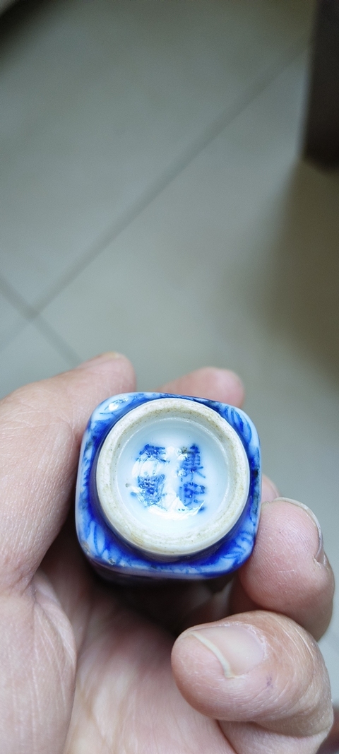 古玩陶瓷青花人物四方鼻煙壺真品鑒賞圖