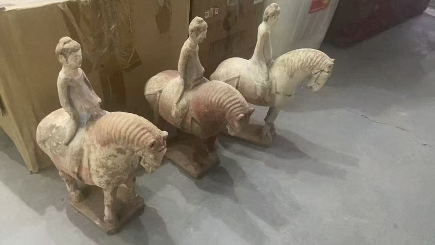 古玩陶瓷隋唐·彩繪人騎馬三匹真品鑒賞圖