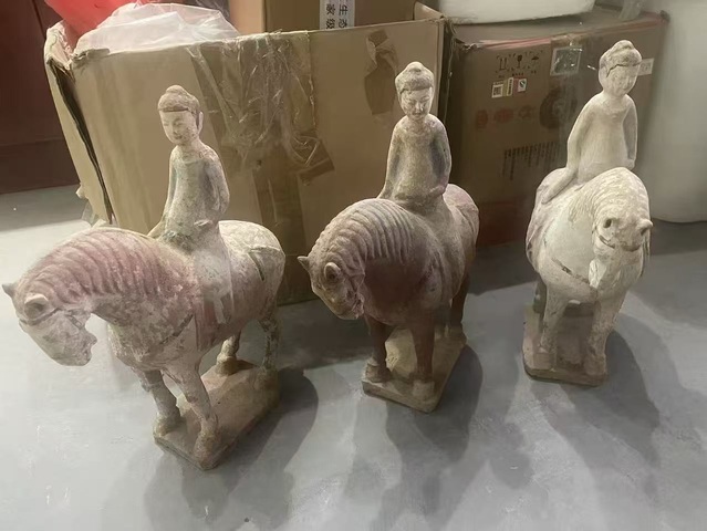 古玩陶瓷隋唐·彩繪人騎馬三匹真品鑒賞圖