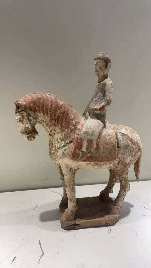 古玩陶瓷隋唐·彩繪人騎馬三匹真品鑒賞圖