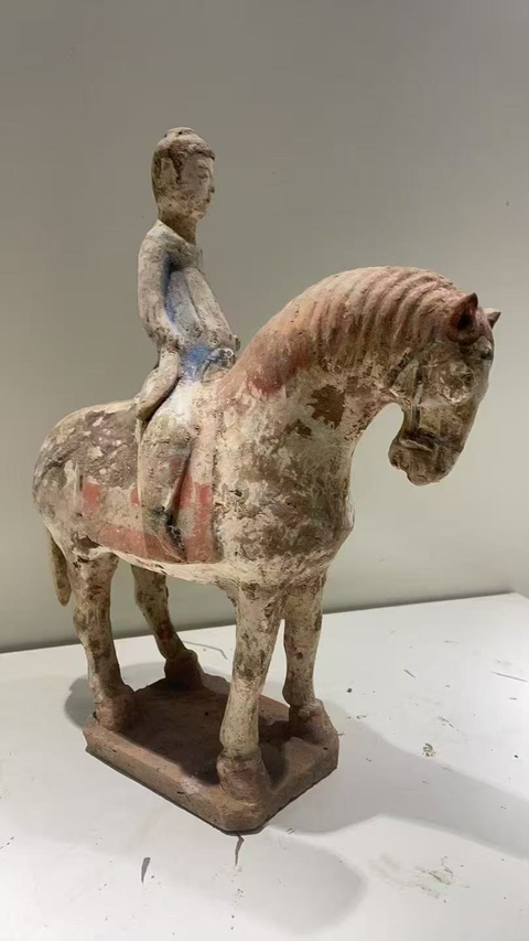 古玩陶瓷隋唐·彩繪人騎馬三匹真品鑒賞圖