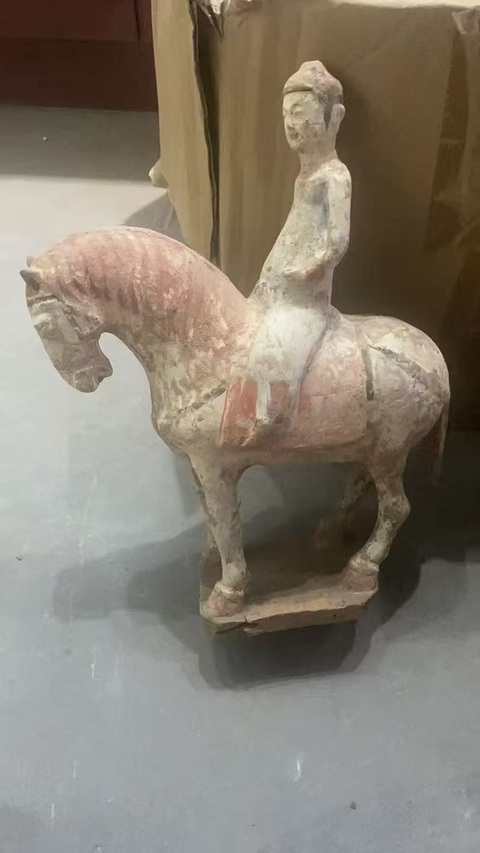 古玩陶瓷隋唐·彩繪人騎馬三匹真品鑒賞圖