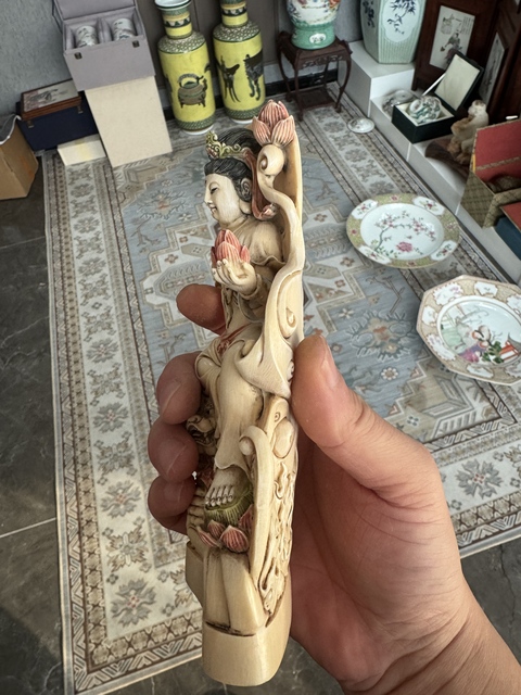 古玩雜項(xiàng)牙雕加彩觀音造像真品鑒賞圖