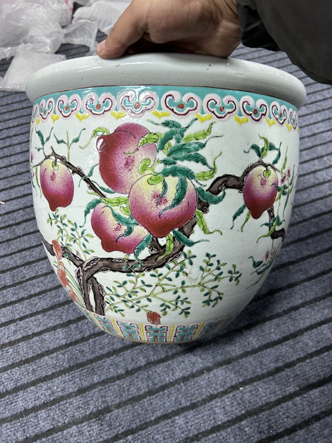 古玩陶瓷桃紋粉彩缸真品鑒賞圖