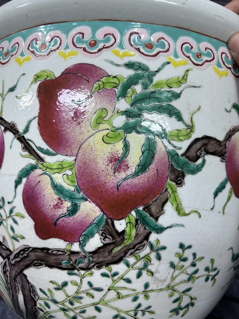 古玩陶瓷桃紋粉彩缸真品鑒賞圖