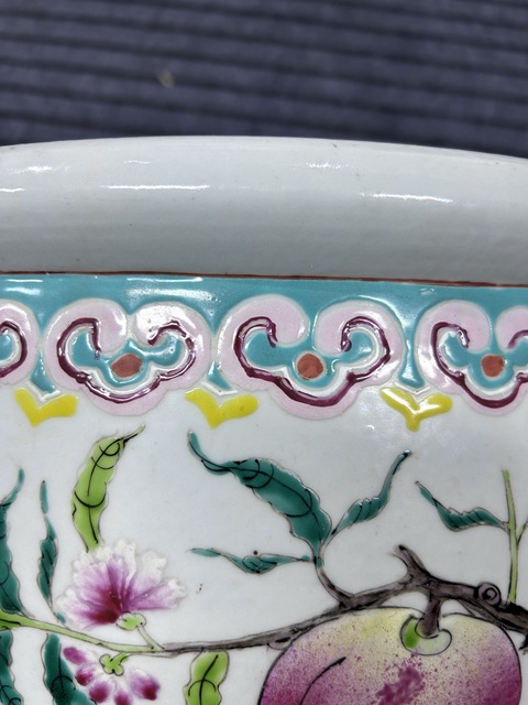 古玩陶瓷桃紋粉彩缸真品鑒賞圖