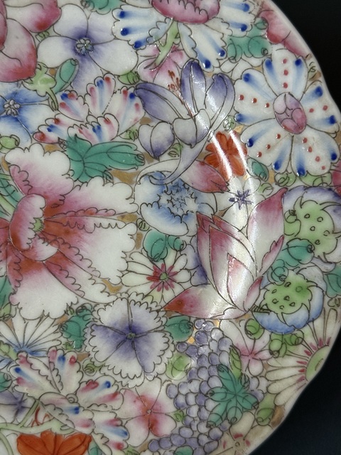 古玩陶瓷粉彩百花紋花口盤真品鑒賞圖