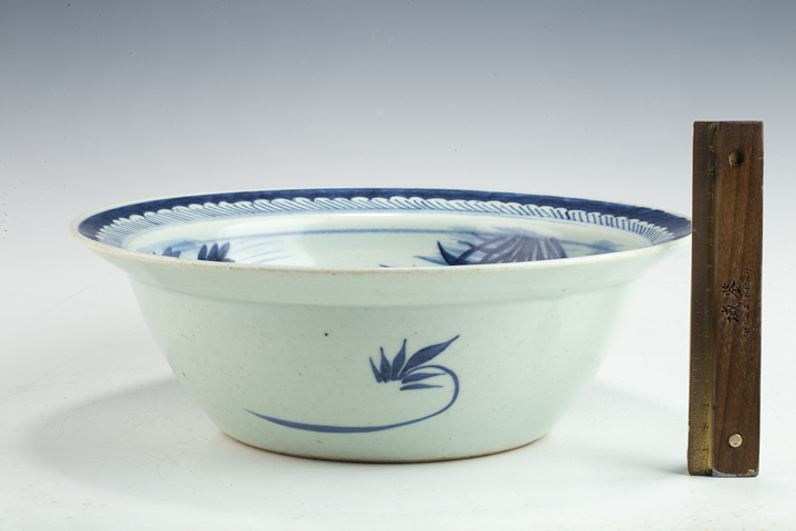 古玩陶瓷清中·青花人物故事紋凈手盆真品鑒賞圖