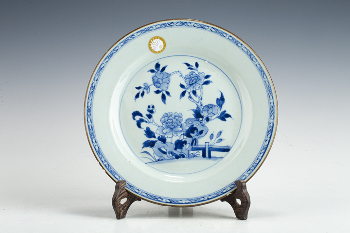 古玩陶瓷清中早·青花洞石牡丹紋盤真品鑒賞圖