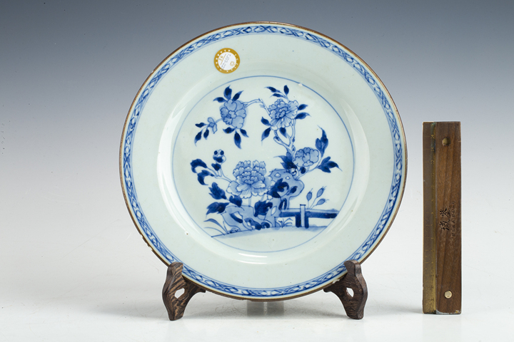 古玩陶瓷清中早·青花洞石牡丹紋盤真品鑒賞圖