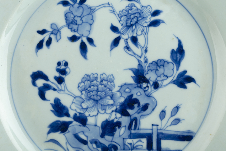 古玩陶瓷清中早·青花洞石牡丹紋盤真品鑒賞圖