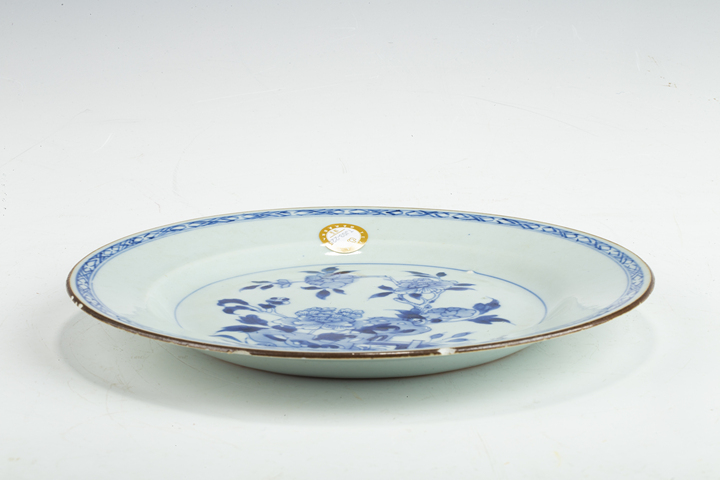 古玩陶瓷清中早·青花洞石牡丹紋盤真品鑒賞圖