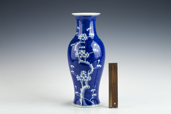 古玩陶瓷民國解放初·青花留白冰梅紋觀音瓶真品鑒賞圖