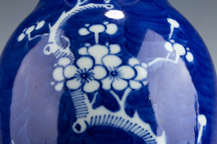 古玩陶瓷民國解放初·青花留白冰梅紋觀音瓶真品鑒賞圖