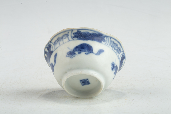 古玩陶瓷清康熙·青花松鼠葡萄紋杯碟一套真品鑒賞圖