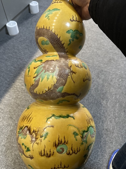 古玩陶瓷嬌黃綠紫素三彩龍紋葫蘆瓶真品鑒賞圖