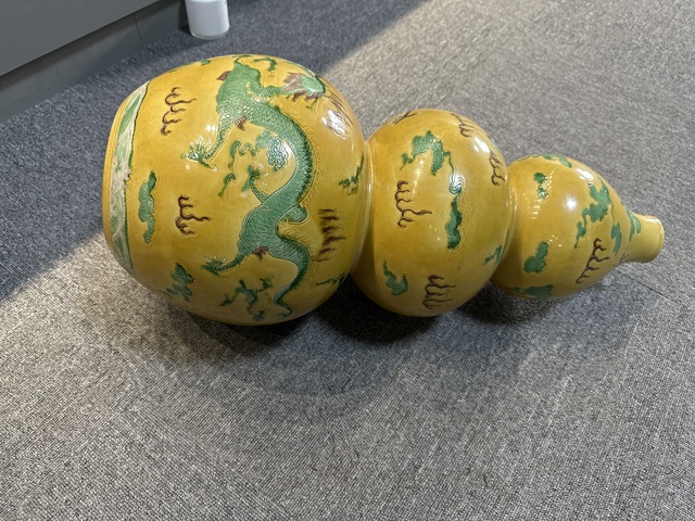 古玩陶瓷嬌黃綠紫素三彩龍紋葫蘆瓶真品鑒賞圖