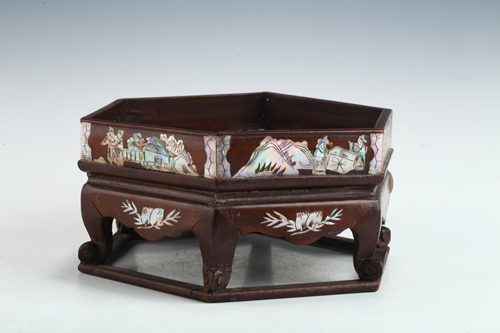 古玩陶瓷清末民初·紅木嵌螺鈿山水人物紋文盤真品鑒賞圖