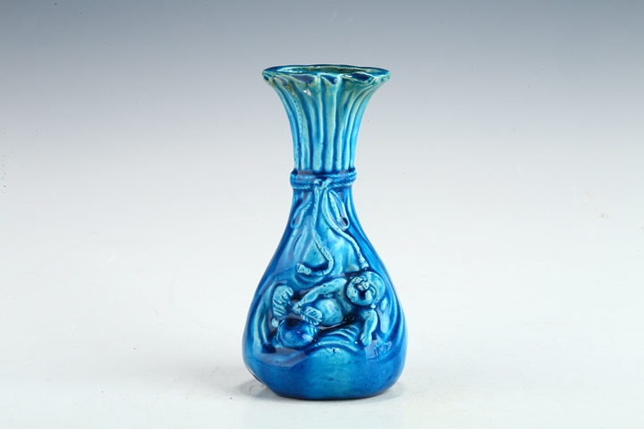 古玩陶瓷民國·孔雀藍(lán)釉堆塑童子包袱瓶真品鑒賞圖