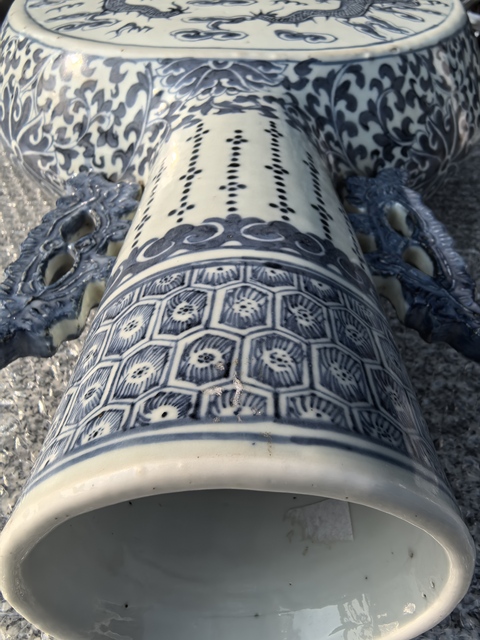 古玩陶瓷二龍戲珠青花抱月瓶真品鑒賞圖