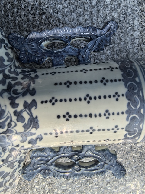 古玩陶瓷二龍戲珠青花抱月瓶真品鑒賞圖