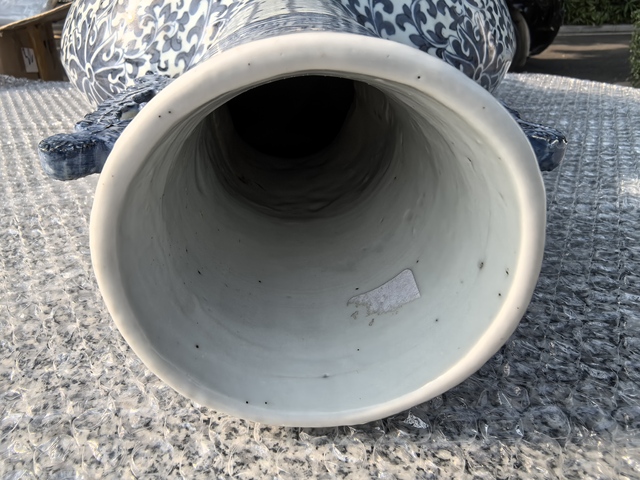 古玩陶瓷二龍戲珠青花抱月瓶真品鑒賞圖