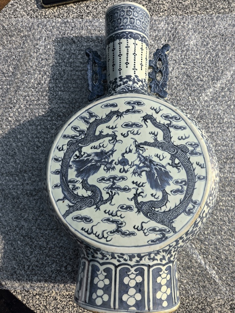 古玩陶瓷二龍戲珠青花抱月瓶真品鑒賞圖