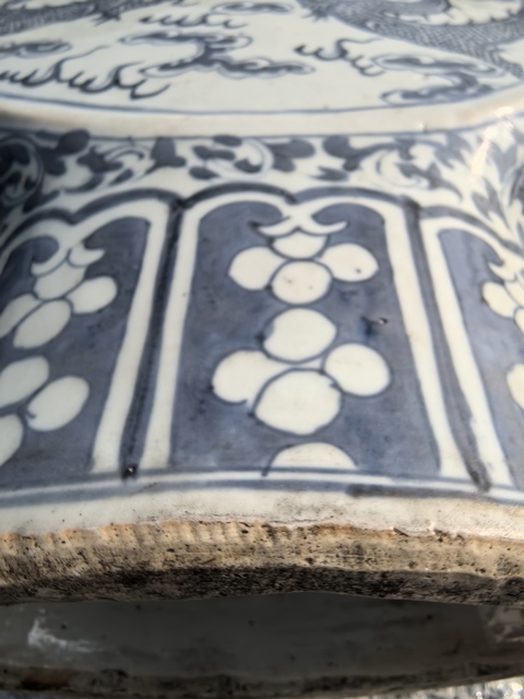 古玩陶瓷二龍戲珠青花抱月瓶真品鑒賞圖