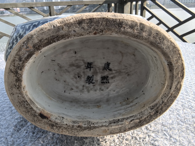 古玩陶瓷二龍戲珠青花抱月瓶真品鑒賞圖