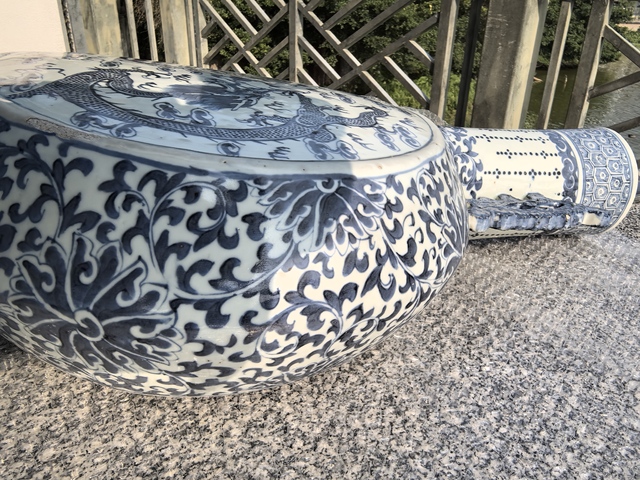 古玩陶瓷二龍戲珠青花抱月瓶真品鑒賞圖