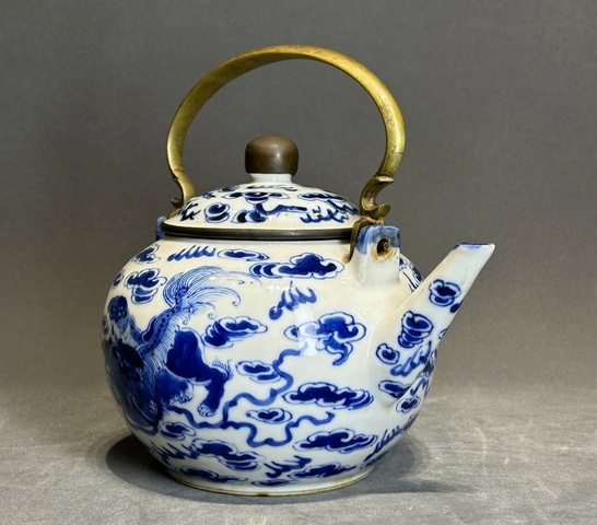 古玩陶瓷獅紋青花提梁壺（五世同堂）拍賣，當(dāng)前價格4000元