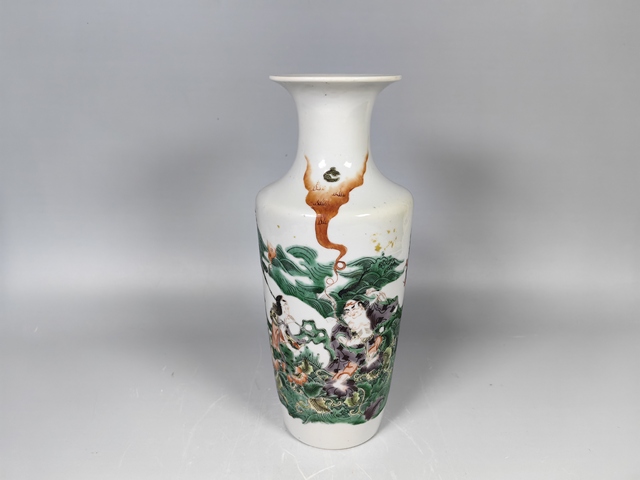 古玩陶瓷晚清合和二仙人物紋五彩觀音瓶真品鑒賞圖