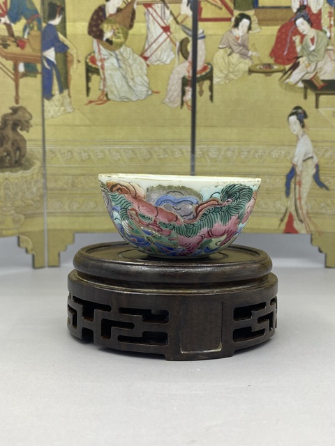 古玩陶瓷粉彩獅紋臥足茶碗真品鑒賞圖