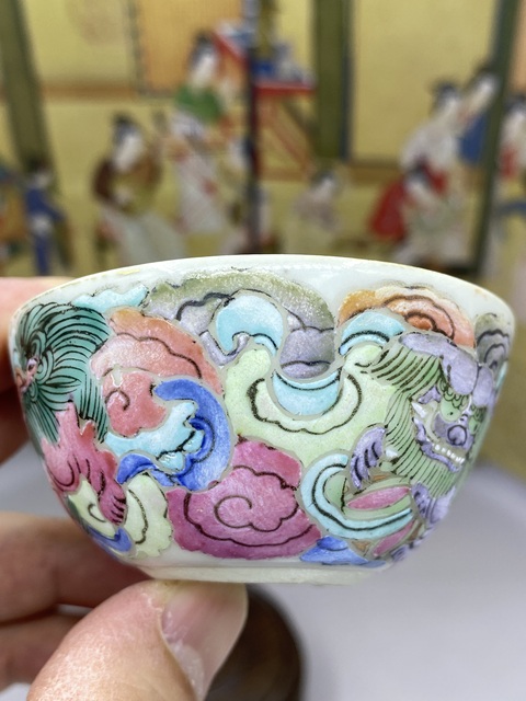 古玩陶瓷粉彩獅紋臥足茶碗真品鑒賞圖