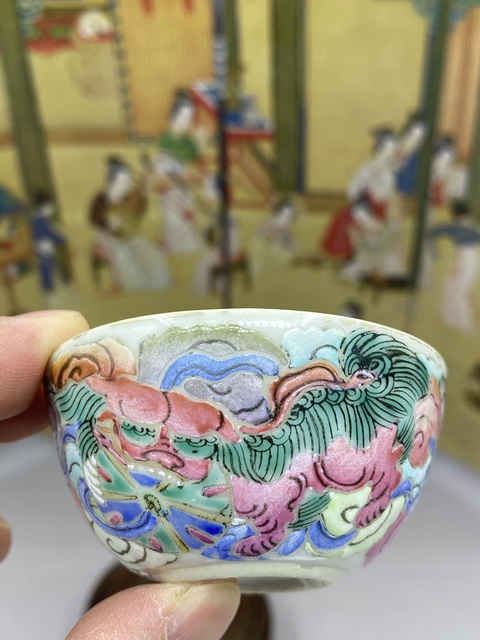 古玩陶瓷粉彩獅紋臥足茶碗真品鑒賞圖
