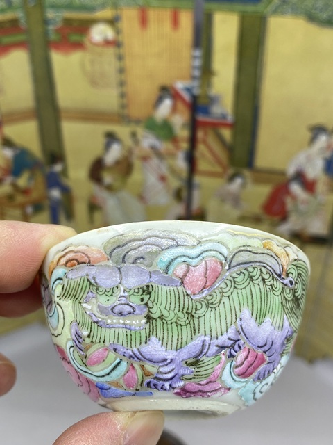 古玩陶瓷粉彩獅紋臥足茶碗真品鑒賞圖