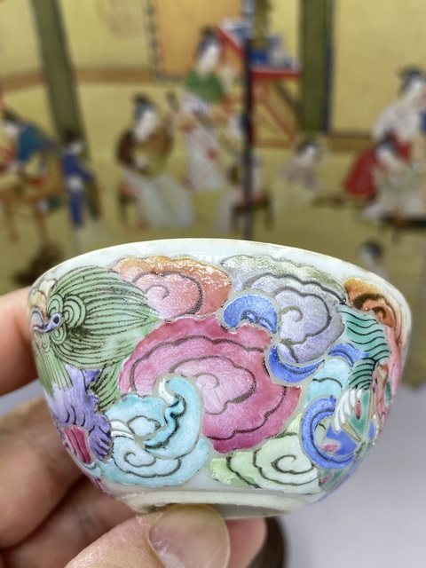 古玩陶瓷粉彩獅紋臥足茶碗真品鑒賞圖